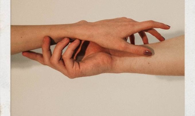 Девушка рассказывает об отношениях между людьми с помощью портретов рук
